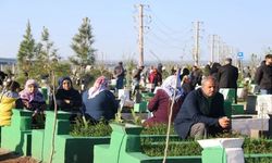 Deprem Bölgesinde Buruk Ramazan Bayramı: Yakınları için Mezarlıklara Akın Ettiler