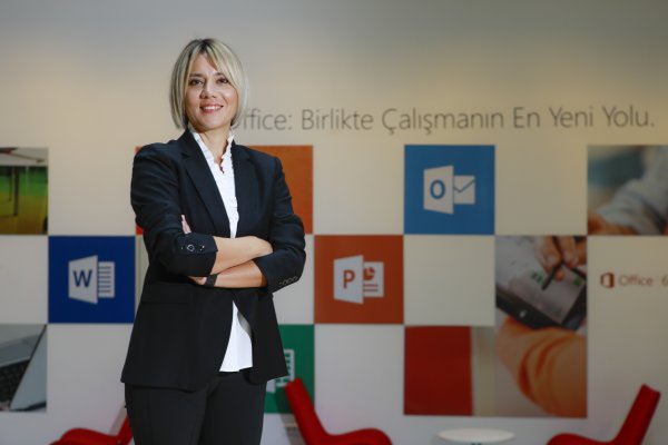 1593508223-microsoft-t-rkiye-kurumsal-hizmetlerden-sorumlu-genel-m-d-r-yard-mc-s-berna-y-ld-z-001.jpg
