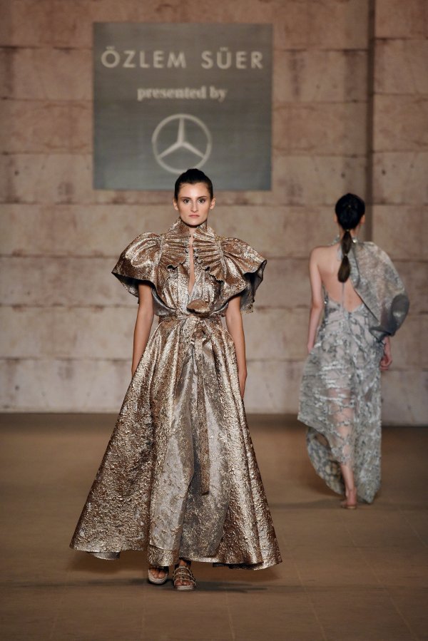 1602699174-mercedes-benz-presents-zlem-s-er-ss21-29.JPG