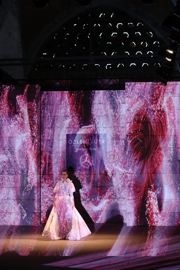 1602699276-mercedes-benz-presents-zlem-s-er-ss21-33.JPG