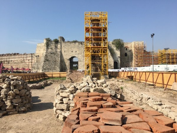 istanbulun-tarihi-yapilarindan-biri-olan-yedikule-1600947021067.jpg