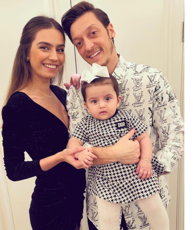 mesut-ozil-ve-amine-gulse-nin-ikinci-bebegi-15309657-1443-m.jpg