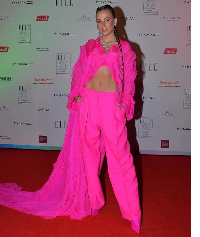 serenay-sarikaya-woman-tv.jpg