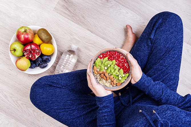 woman-eating-healthy-oatmeal-z7bslf6.jpeg