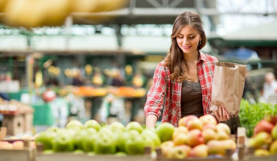 wsi-imageoptim-bigstock-shopping-woman-buying-fruit-at-1271595501-e1480078129707-001.jpg